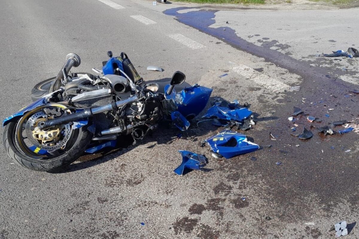 Motocyklista w stanie zagrażającym życiu trafił do szpitala. Kierujący oplem skręcając w lewo doprowadził do zderzenia 2 Motocyklista zderzył się w oplem w Mętowie