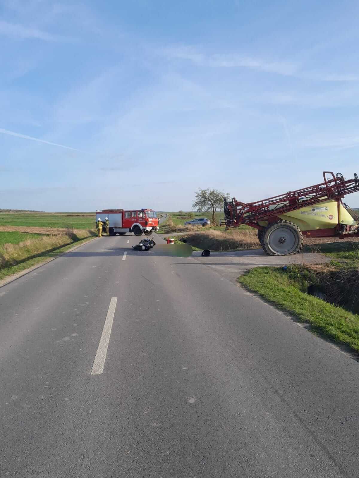 Tragedia w Mętowie. Motocyklista zderzył się z ciągnikiem, który skręcał na pole. 21-latek zginął na miejscu 2 Motocyklista zderzył się z ciągnikiem rolniczym w Mętowie