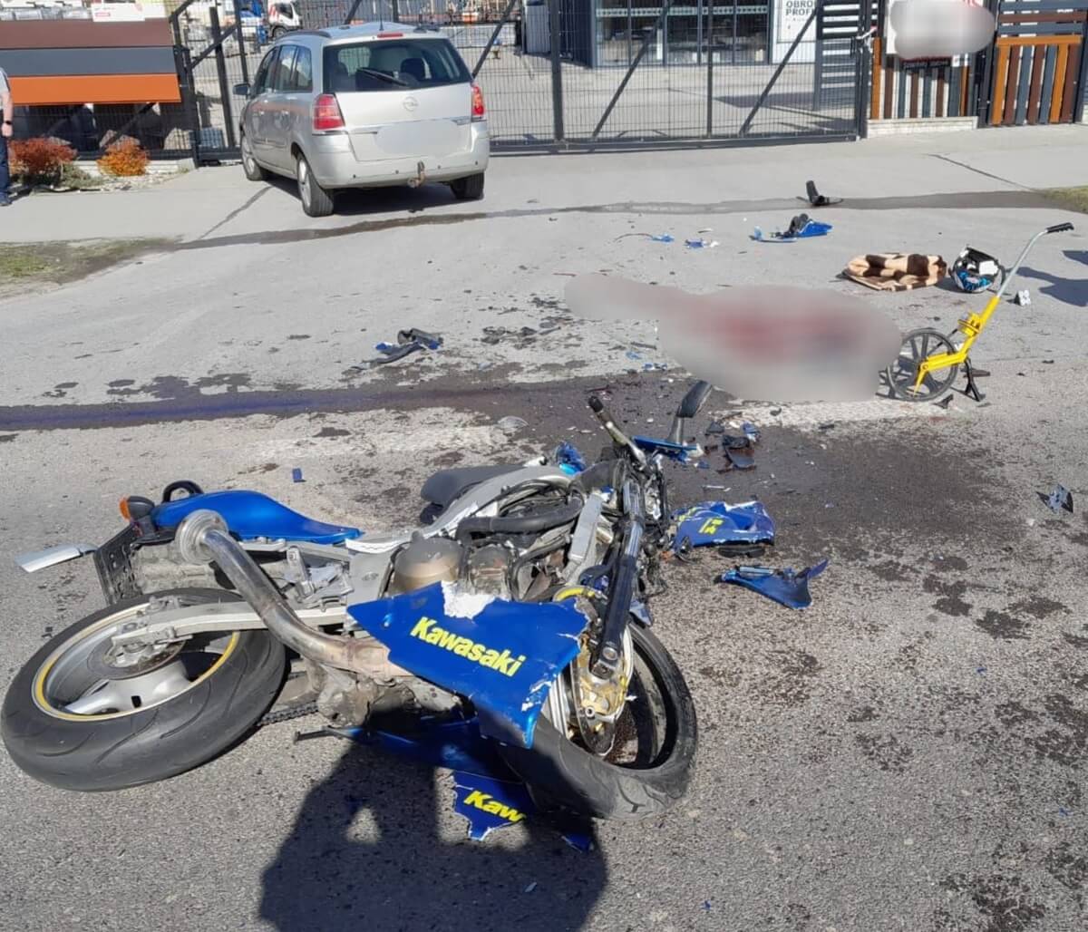 Motocyklista w stanie zagrażającym życiu trafił do szpitala. Kierujący oplem skręcając w lewo doprowadził do zderzenia 1 Motocyklista zderzył się w oplem w Mętowie