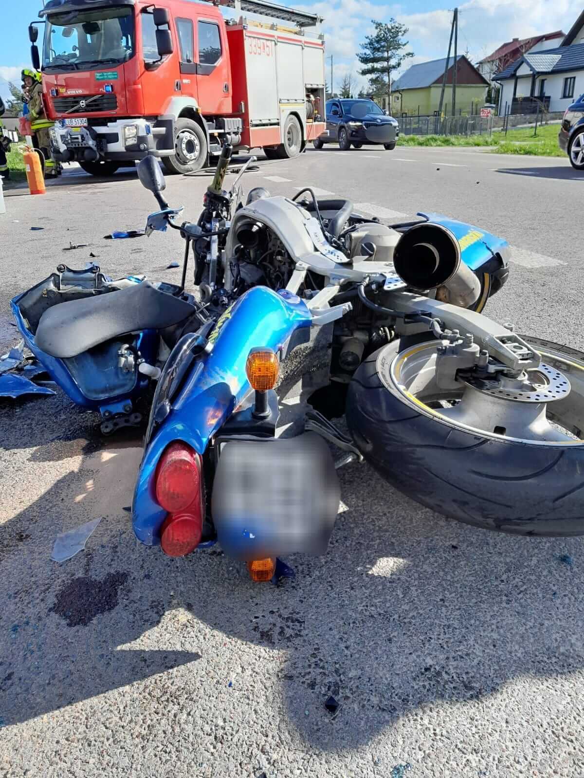 Motocyklista w stanie zagrażającym życiu trafił do szpitala. Kierujący oplem skręcając w lewo doprowadził do zderzenia 4 Motocyklista zderzył się w oplem w Mętowie