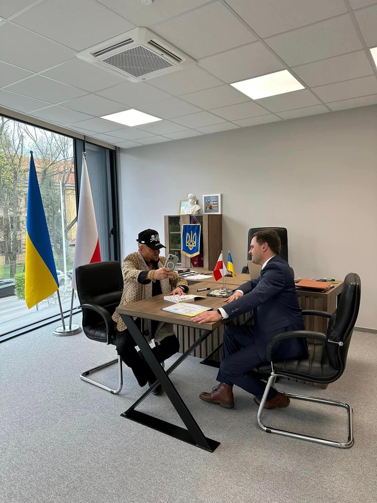 Krzysztof Rutkowski z wizytą w naszym mieście. Został odznaczony przez Konsula Generalnego Ukrainy w Lublinie 1 Konsul Generalny Ukrainy w Lublinie Oleh Kuts i detektyw Krzysztof Rutkowski
