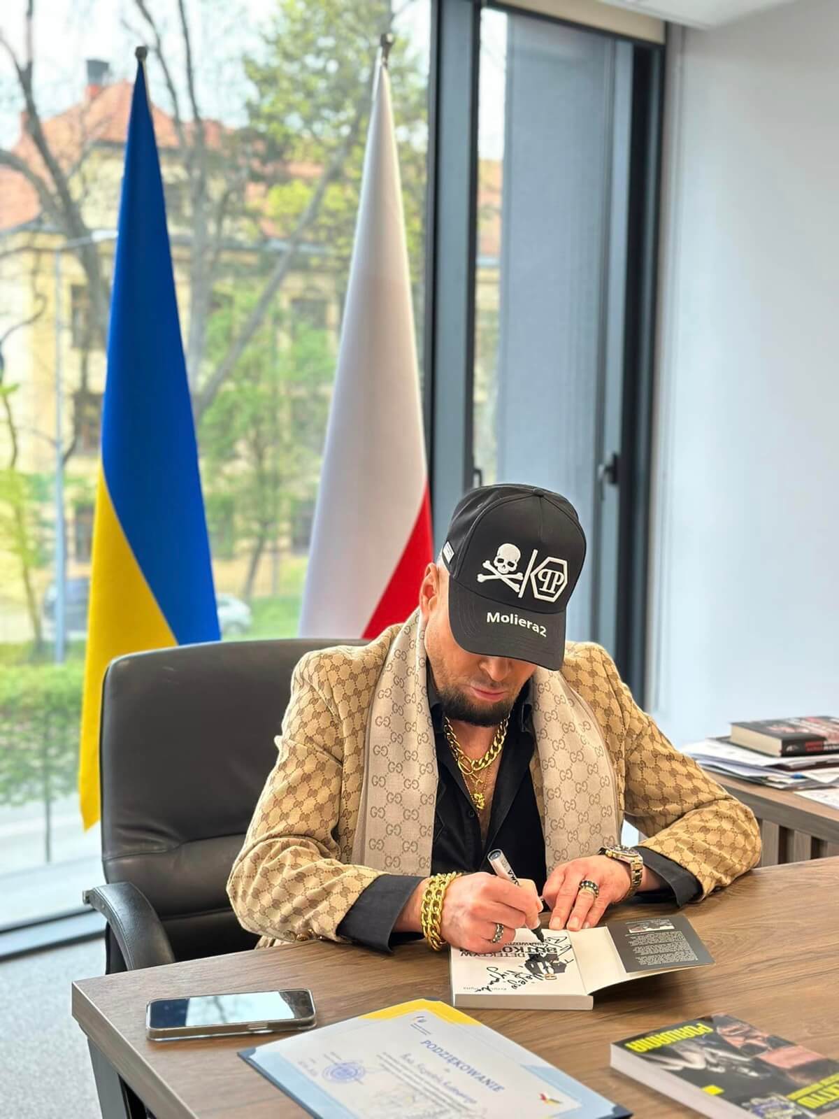 Krzysztof Rutkowski z wizytą w naszym mieście. Został odznaczony przez Konsula Generalnego Ukrainy w Lublinie 2 Konsul Generalny Ukrainy w Lublinie Oleh Kuts i detektyw Krzysztof Rutkowski