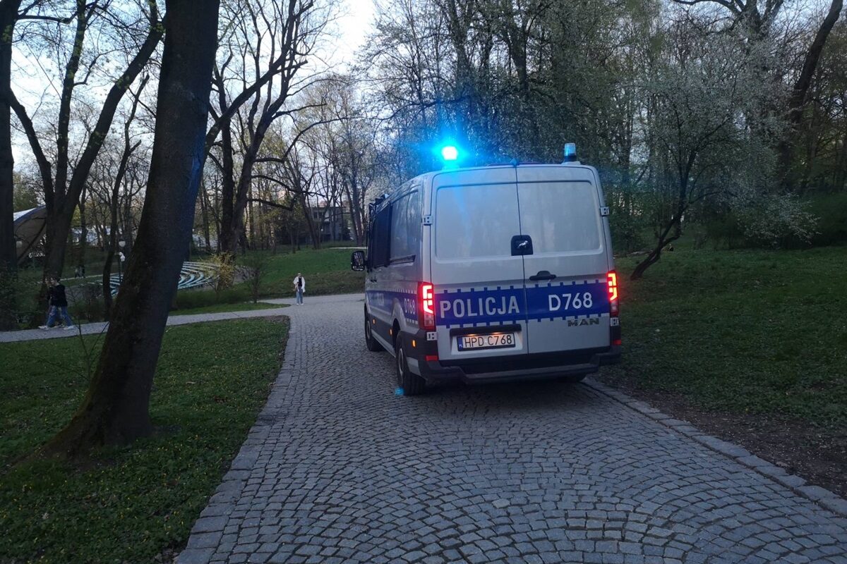 Policja interweniowała w Ogrodzie Saskim. Wszystko przez młodzież, która nie potrafiła zachować się w miejscu publicznym 1 Patrol policji interweniujący w Ogrodzie Saskim