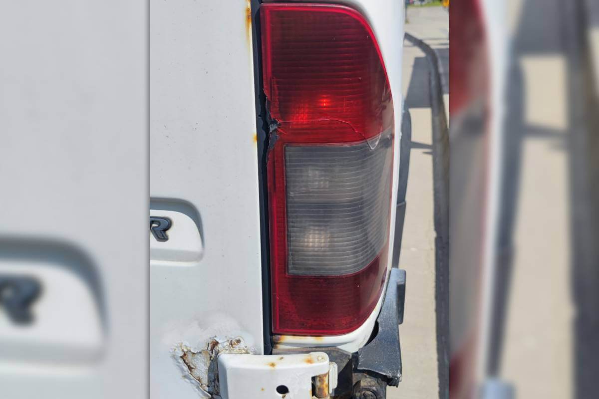 Pęknięta tylna lampa busa pasażerskiego