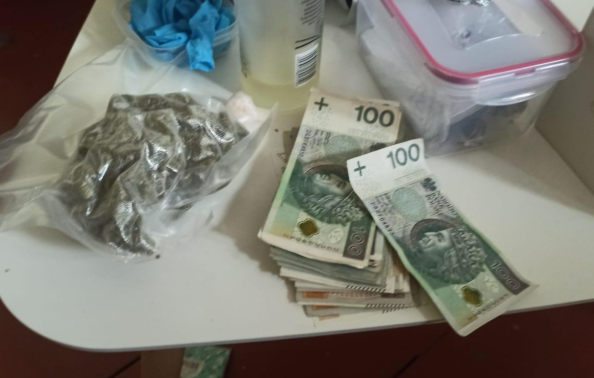Zabezpieczone pieniądze i marihuana