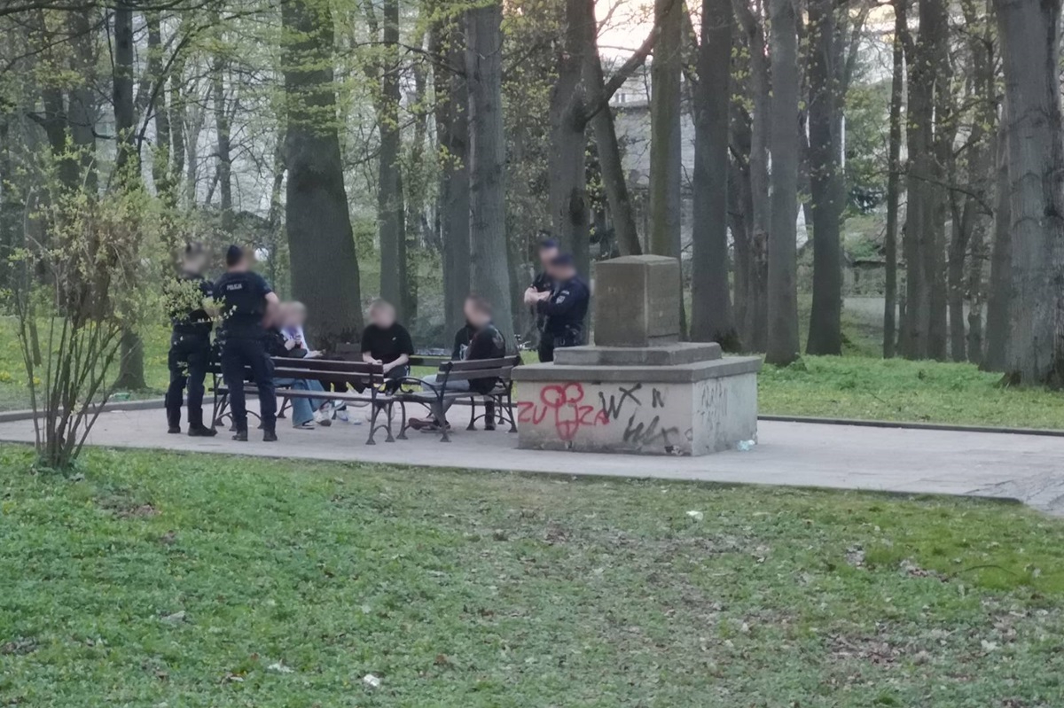 Policja interweniowała w Ogrodzie Saskim. Wszystko przez młodzież, która nie potrafiła zachować się w miejscu publicznym 2 Policjanci wylegitymujący grupę młodzieży w Ogrodzie Saskim