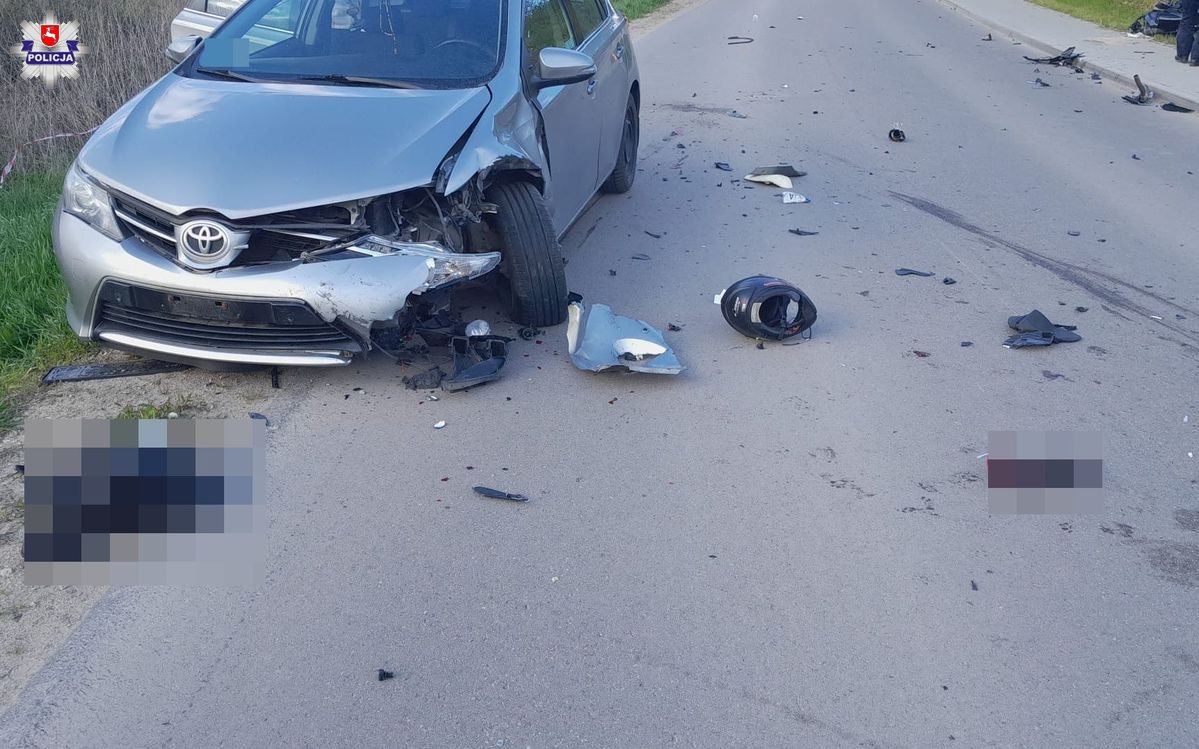 Uszkodzona toyota po zderzeniu z motocyklem