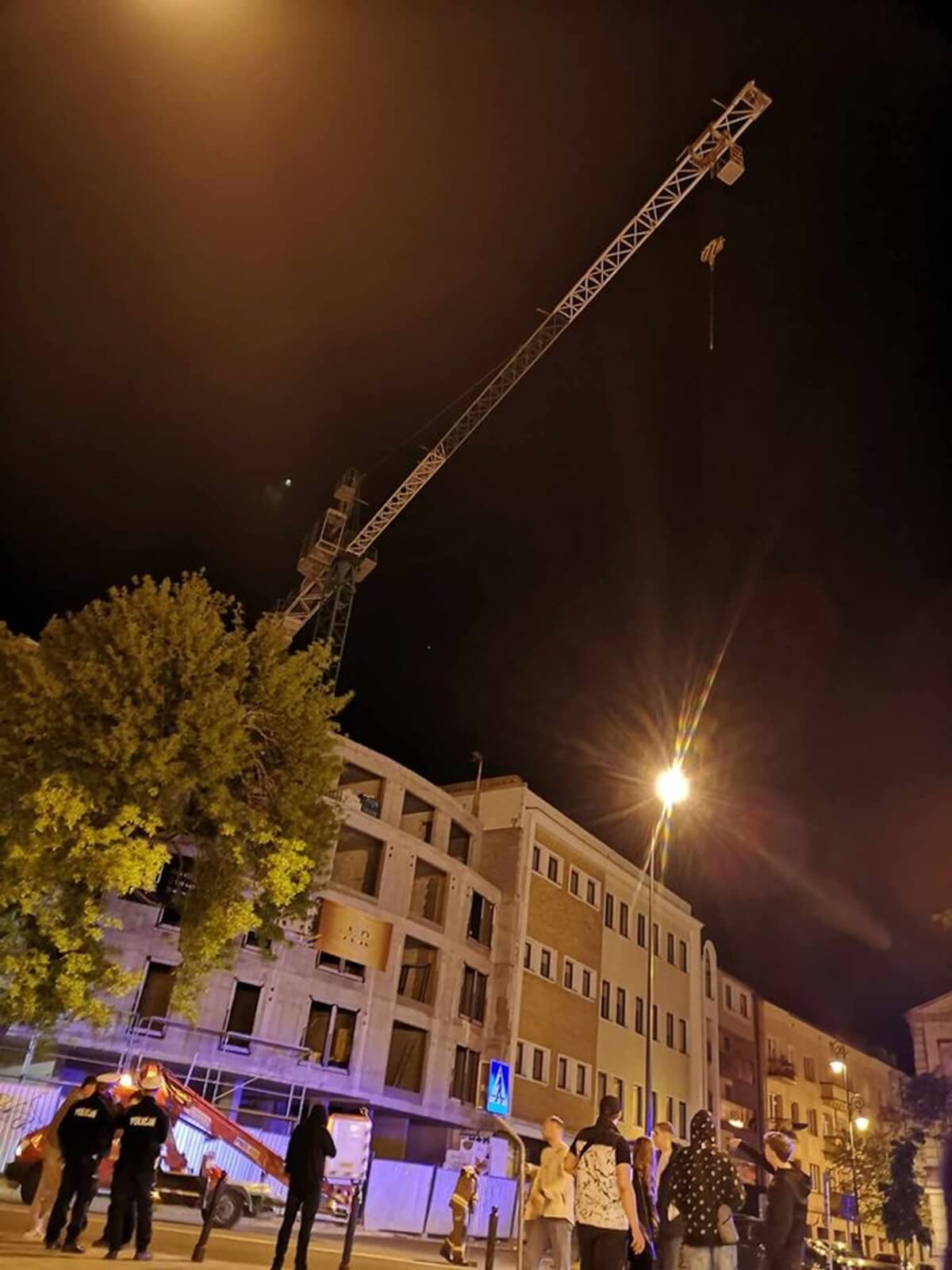 Pijany wszedł na dźwig na placu budowy w centrum Lublina i uruchomił żurawia. Uszkodził latarnię, próbował uciec 2 Wszedł na dźwig typu żuraw na budowie przy ul. Peowiaków