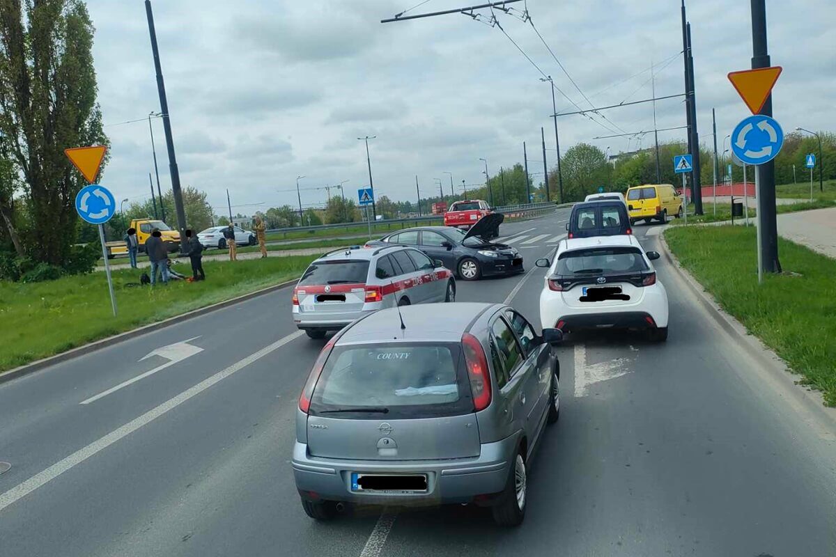Zderzenie volkswagena z toyotą na rondzie nad al. Witosa