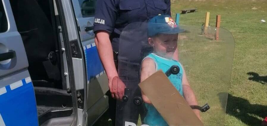 Dzień Dziecka z policjantami w Teodorówce 2 Policjanci i dzieciaki