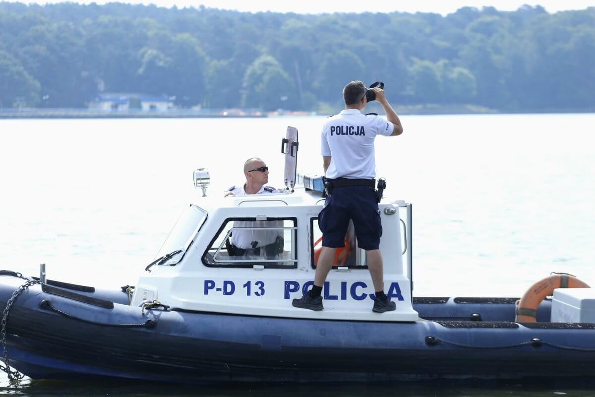Bezpieczny długi weekend: porady i działania Policji 1 Patrol motorowy nad Zalewem Zemborzyckim