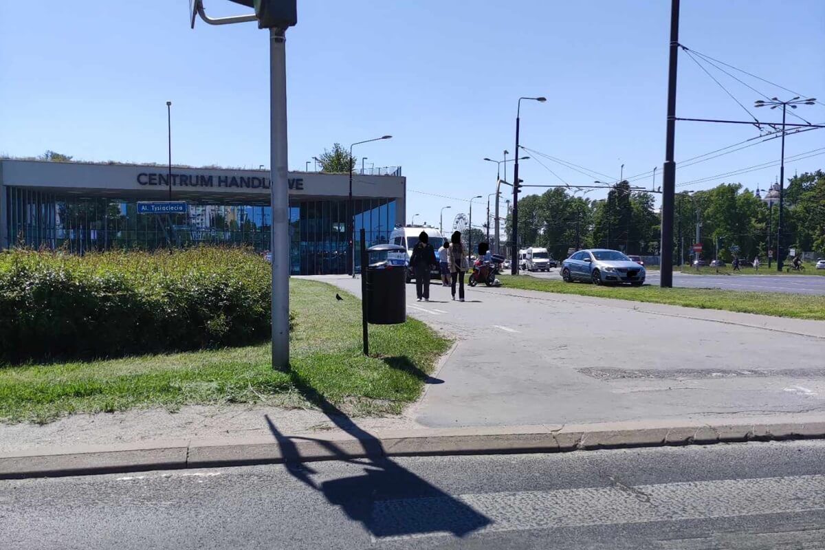 Zderzenie volkswagena z motocyklistą na rondzie przy VIVO. Kierowca samochodu ukarany mandatem 1 Kolizja volkswagena z motocyklem na rondzie Dmowskiego