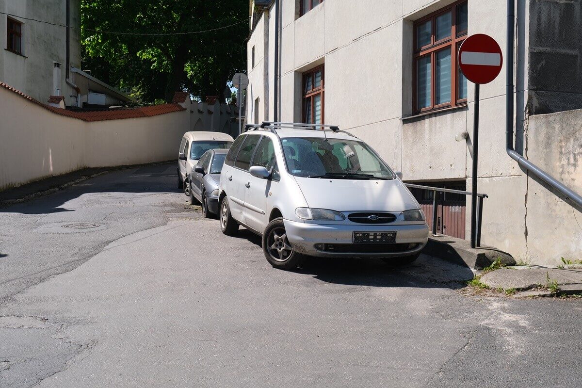 W tym miejscu kierowcy już niedługo nie zaparkują. Miasto uszczelnia strefę parkowania 1 Samochody zaparkowane na ul. Misjonarskiej