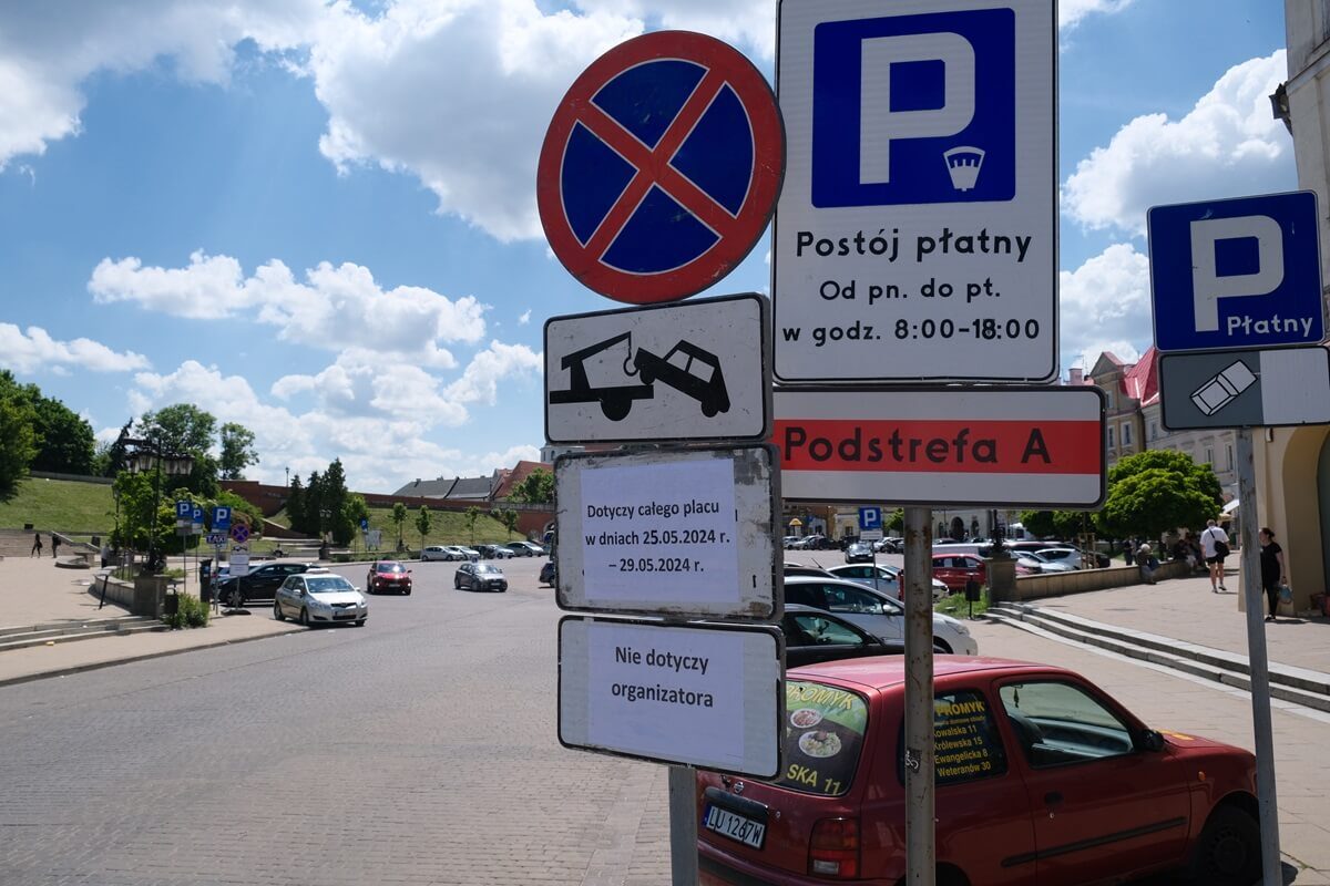 W najbliższych dniach nie zaparkujesz na Placu Zamkowym. Zaplanowano tu uroczystości 1 Zakaz parkowania na Placu Zamkowym w dniach 25-29 maja