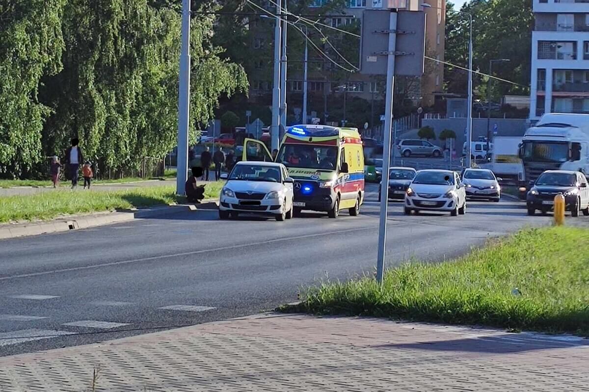 Zderzenie przed rondem na Kalinowszczyźnie. Ford uderzył w tył skody 1 Zderzenie forda ze skodą na rondzie Berbeckiego