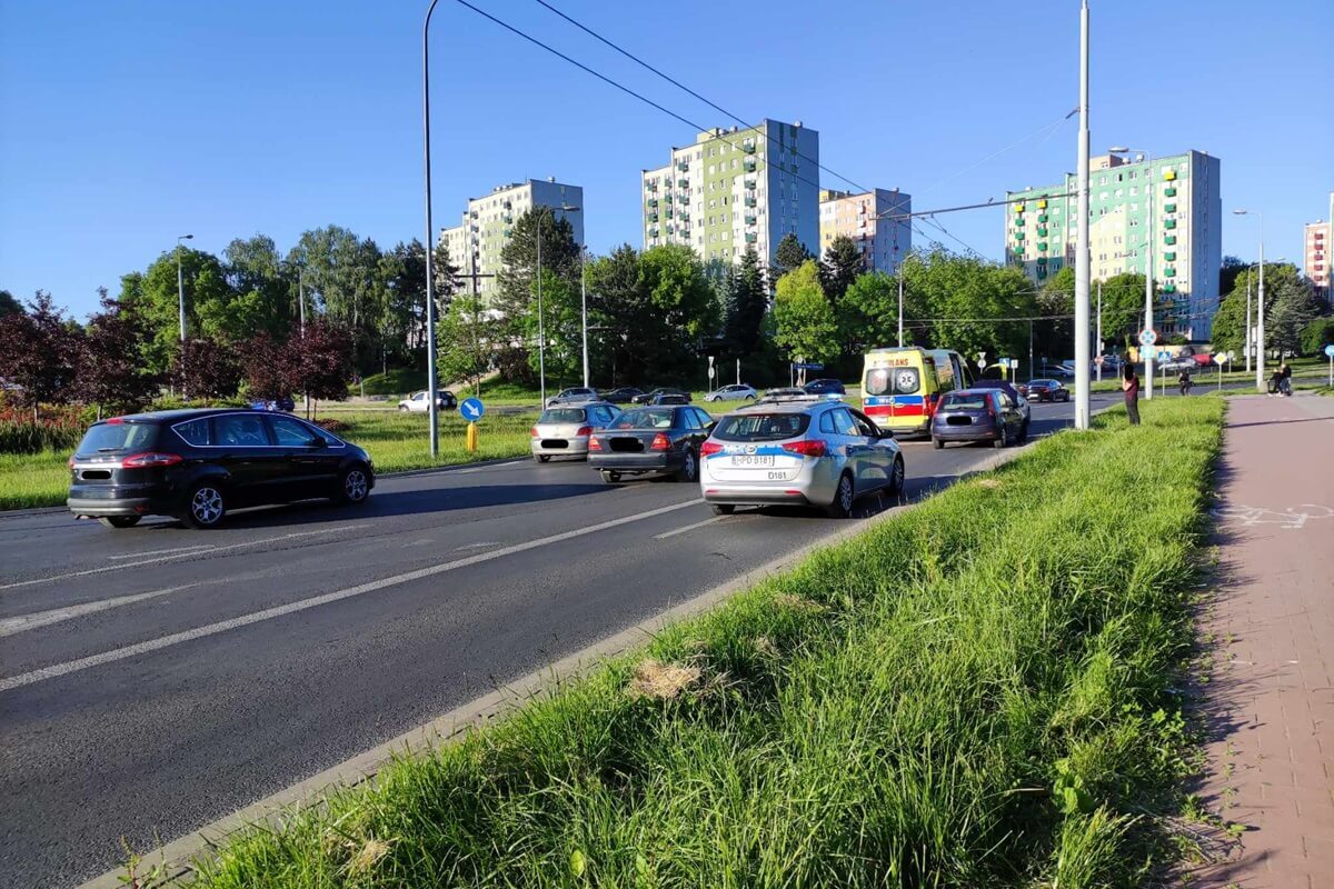 Zderzenie przed rondem na Kalinowszczyźnie. Ford uderzył w tył skody 2 Zderzenie forda ze skodą na rondzie Berbeckiego