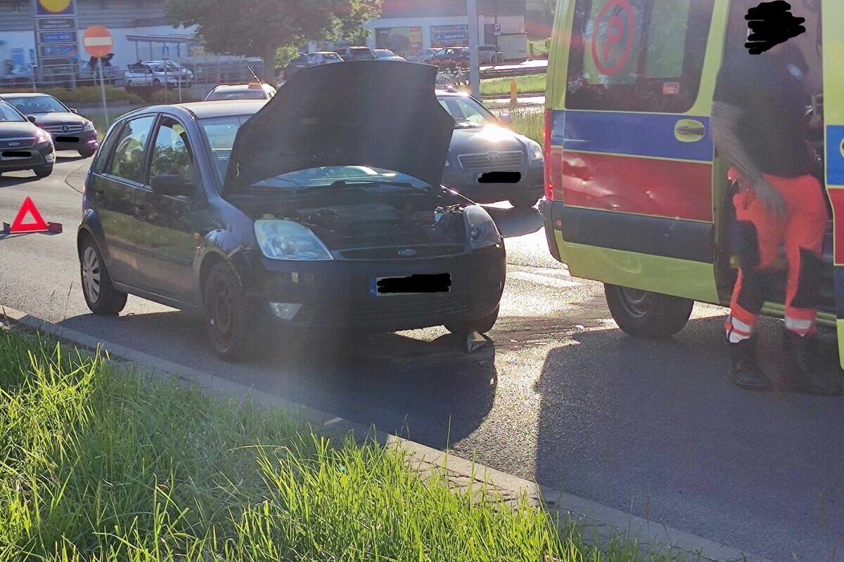 Zderzenie przed rondem na Kalinowszczyźnie. Ford uderzył w tył skody 3 Zderzenie forda ze skodą na rondzie Berbeckiego