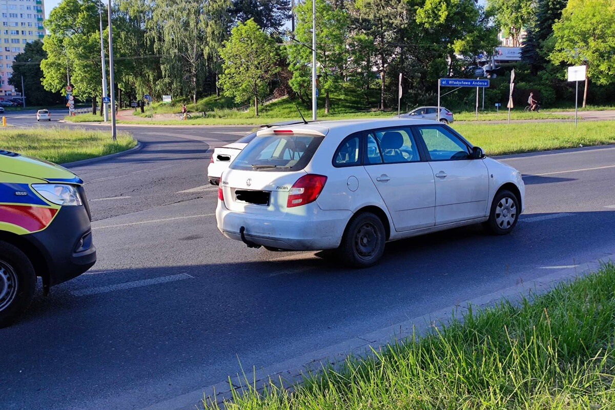 Zderzenie przed rondem na Kalinowszczyźnie. Ford uderzył w tył skody 4 Zderzenie forda ze skodą na rondzie Berbeckiego