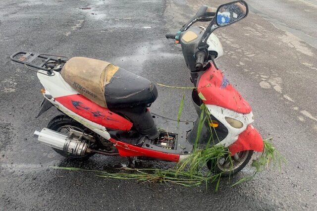 Pijany kierowca motoroweru w rowie 2 Pijany motorowerzysta na skuterze