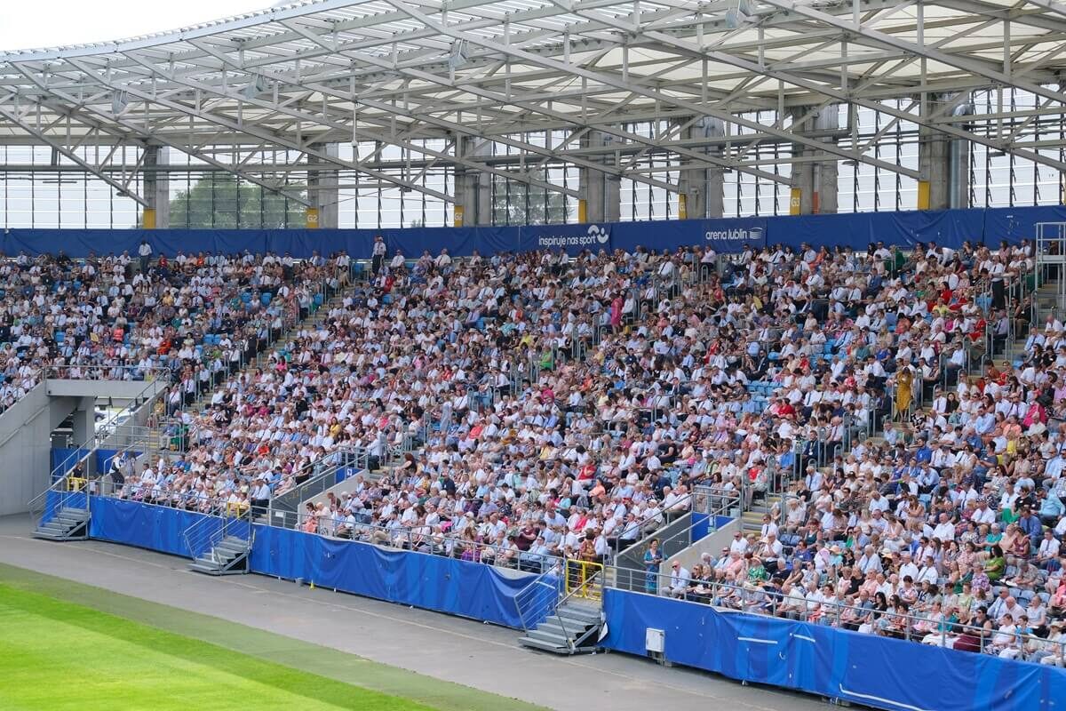 Kongres Świadków Jehowy na Arenie Lublin. Chrzest przyjęło ponad 50 wiernych. Zobacz zdjęcia 2 Chrzest podczas Kongresu Świadków Jehowy