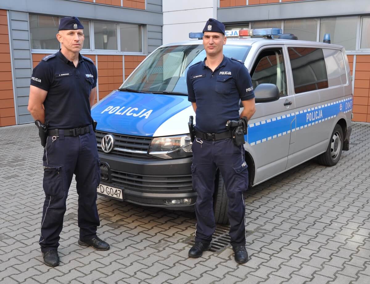 Policjanci uratowali 50-latka z płonącego domu 1 Policjanci Radzyń Podlaski