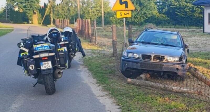 Pijany kierowca bez prawa jazdy niszczy ogrodzenie i próbuje uciec 1 Pijany kierowca zatrzymany przez motocykl policyjny