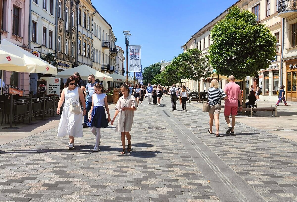 Wakacje! Uczniowie w Lublinie odebrali świadectwa