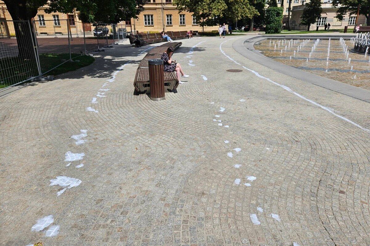 Biała farba na Placu Litewskim