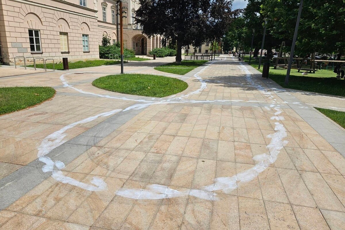 Biała farba na Placu Litewskim