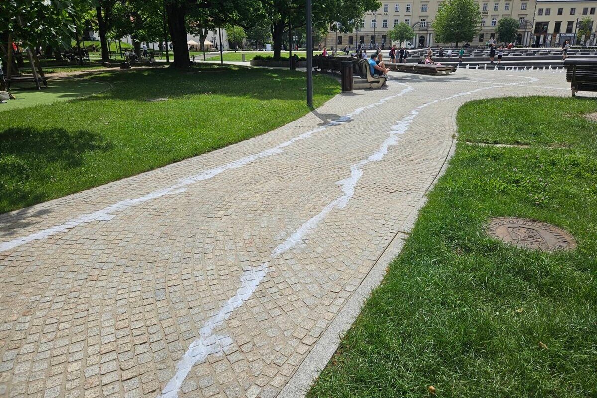 Biała farba na Placu Litewskim