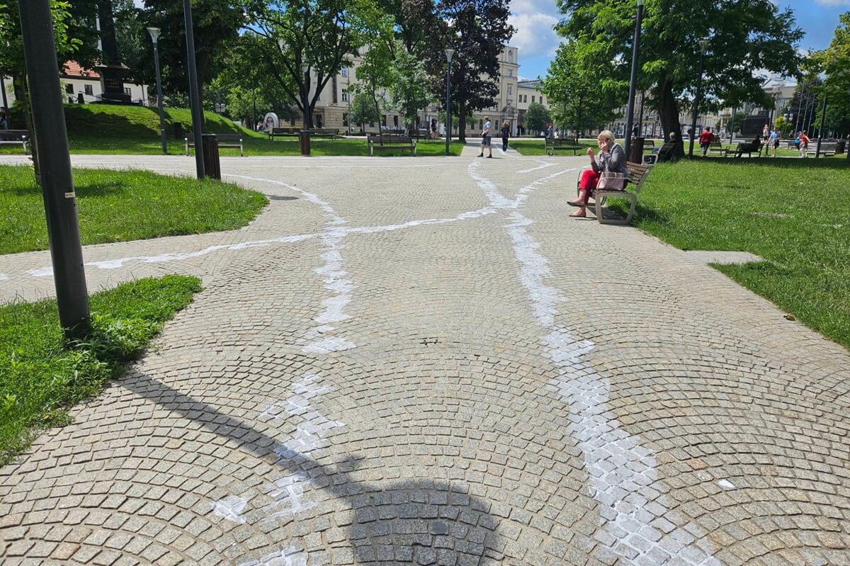 Biała farba na Placu Litewskim