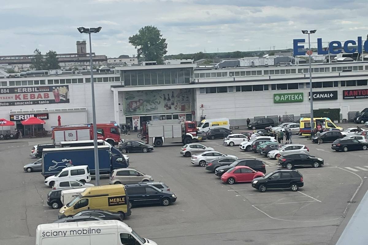 BMW uderzyło w hondę na sklepowym parkingu. Samochód sam poinformował służby o wypadku 1 BMW uderzył w bok hondy na parkingu E.Leclerc przy ul. Turystycznej