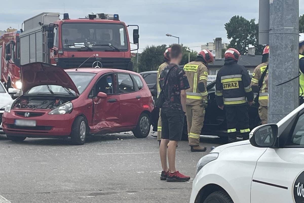 BMW uderzyło w hondę na sklepowym parkingu. Samochód sam poinformował służby o wypadku 2 BMW uderzył w bok hondy na parkingu E.Leclerc przy ul. Turystycznej
