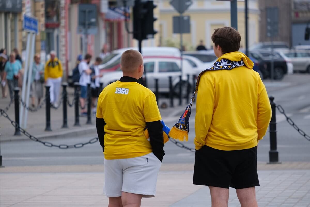 Motor United sialalala! Po 32 latach Motor Lublin wraca do PKO Ekstraklasy. Zobaczcie, jak kibice i piłkarze świętowali pod Areną 1 feta kibiców i piłkarzy Motoru Lublin