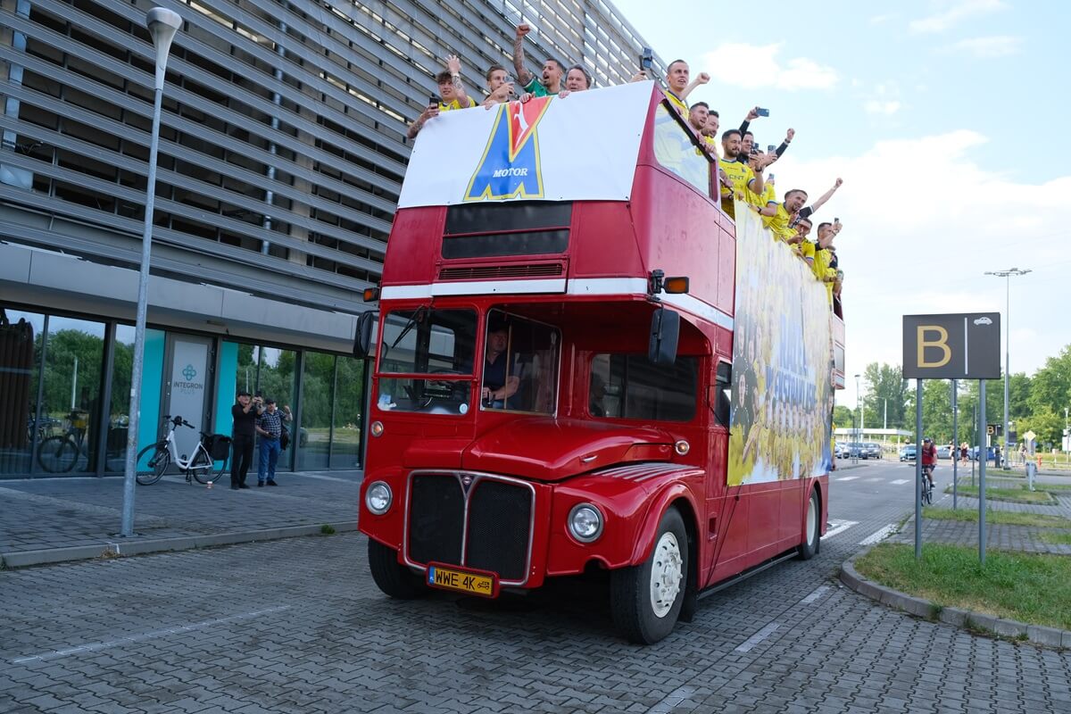 Motor United sialalala! Po 32 latach Motor Lublin wraca do PKO Ekstraklasy. Zobaczcie, jak kibice i piłkarze świętowali pod Areną 10 feta kibiców i piłkarzy Motoru Lublin