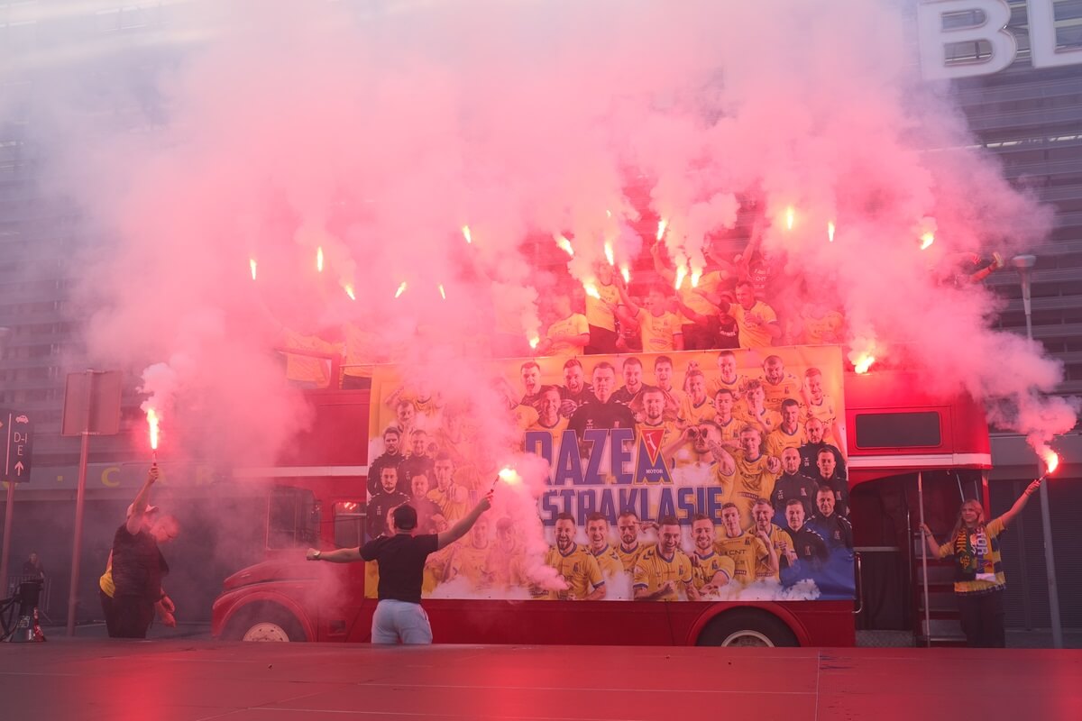 Motor United sialalala! Po 32 latach Motor Lublin wraca do PKO Ekstraklasy. Zobaczcie, jak kibice i piłkarze świętowali pod Areną 11 feta kibiców i piłkarzy Motoru Lublin