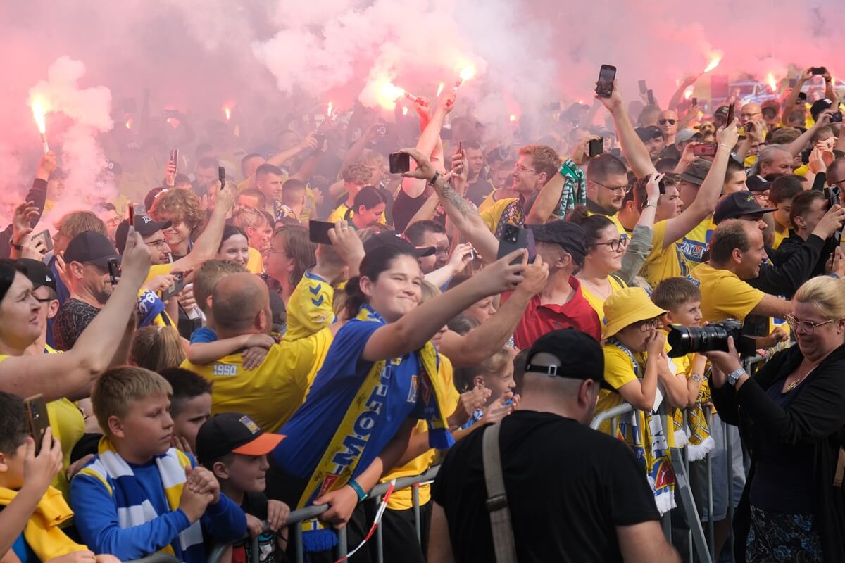 Motor United sialalala! Po 32 latach Motor Lublin wraca do PKO Ekstraklasy. Zobaczcie, jak kibice i piłkarze świętowali pod Areną 12 feta kibiców i piłkarzy Motoru Lublin