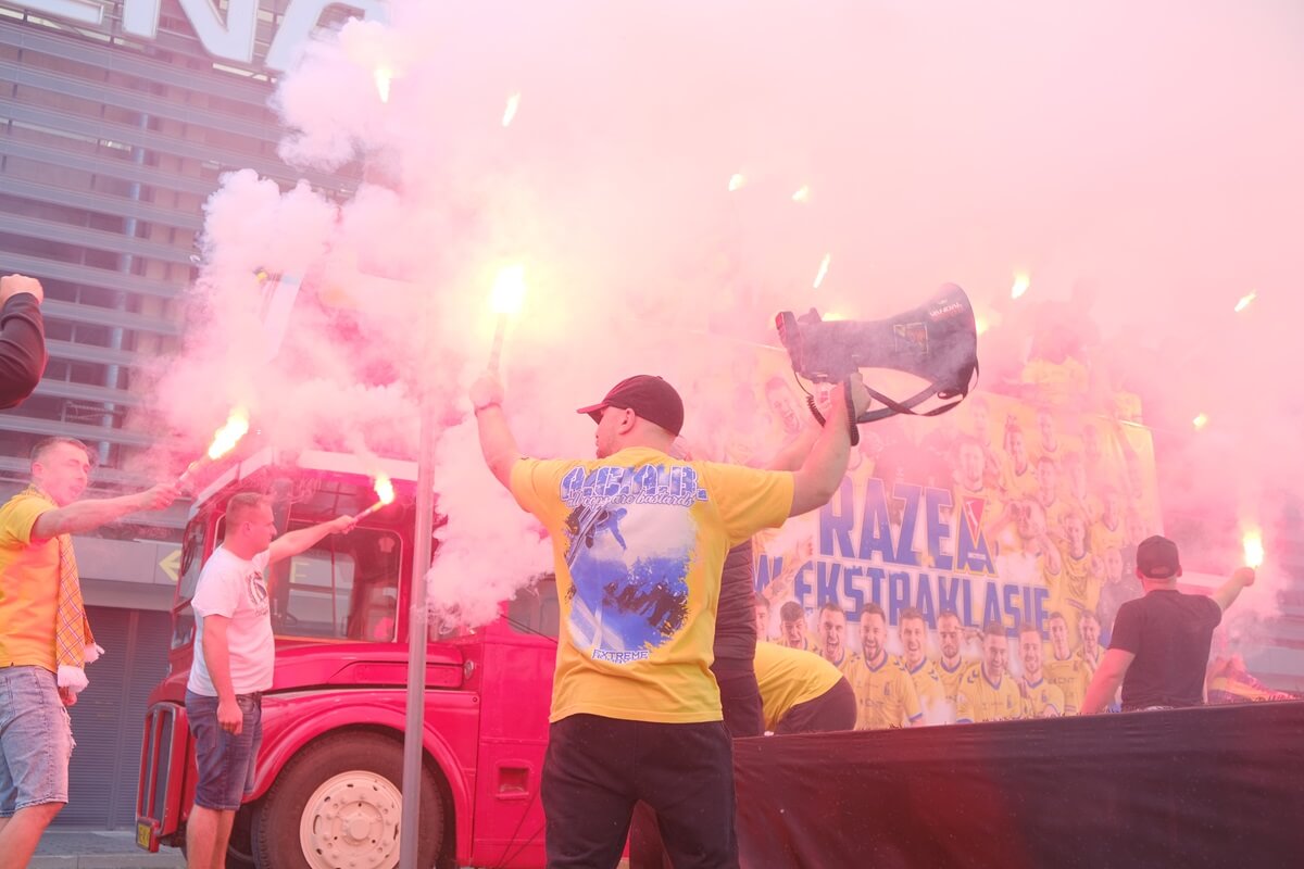 Motor United sialalala! Po 32 latach Motor Lublin wraca do PKO Ekstraklasy. Zobaczcie, jak kibice i piłkarze świętowali pod Areną 13 feta kibiców i piłkarzy Motoru Lublin