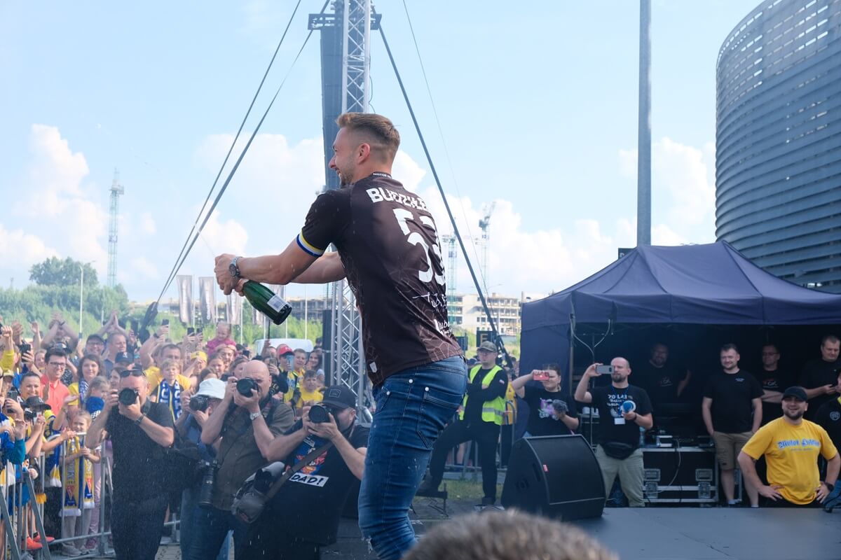 Motor United sialalala! Po 32 latach Motor Lublin wraca do PKO Ekstraklasy. Zobaczcie, jak kibice i piłkarze świętowali pod Areną 14 feta kibiców i piłkarzy Motoru Lublin