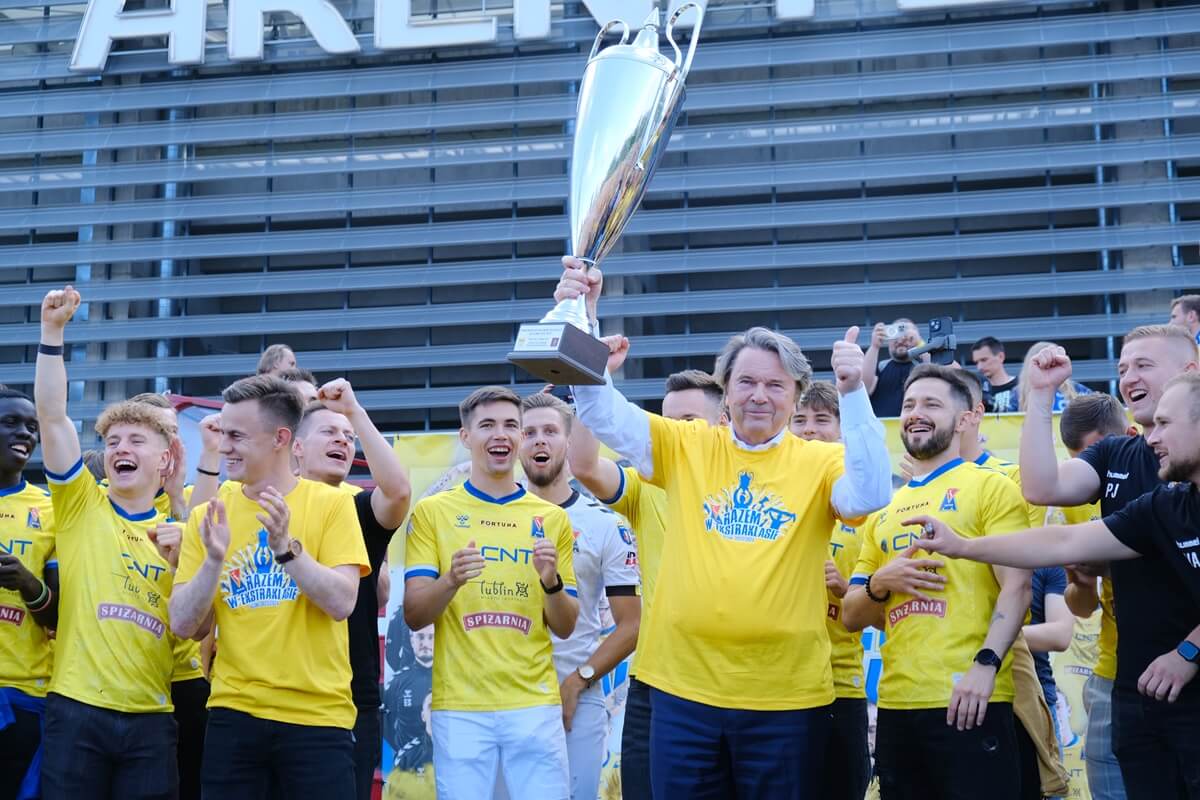 Motor United sialalala! Po 32 latach Motor Lublin wraca do PKO Ekstraklasy. Zobaczcie, jak kibice i piłkarze świętowali pod Areną 15 feta kibiców i piłkarzy Motoru Lublin