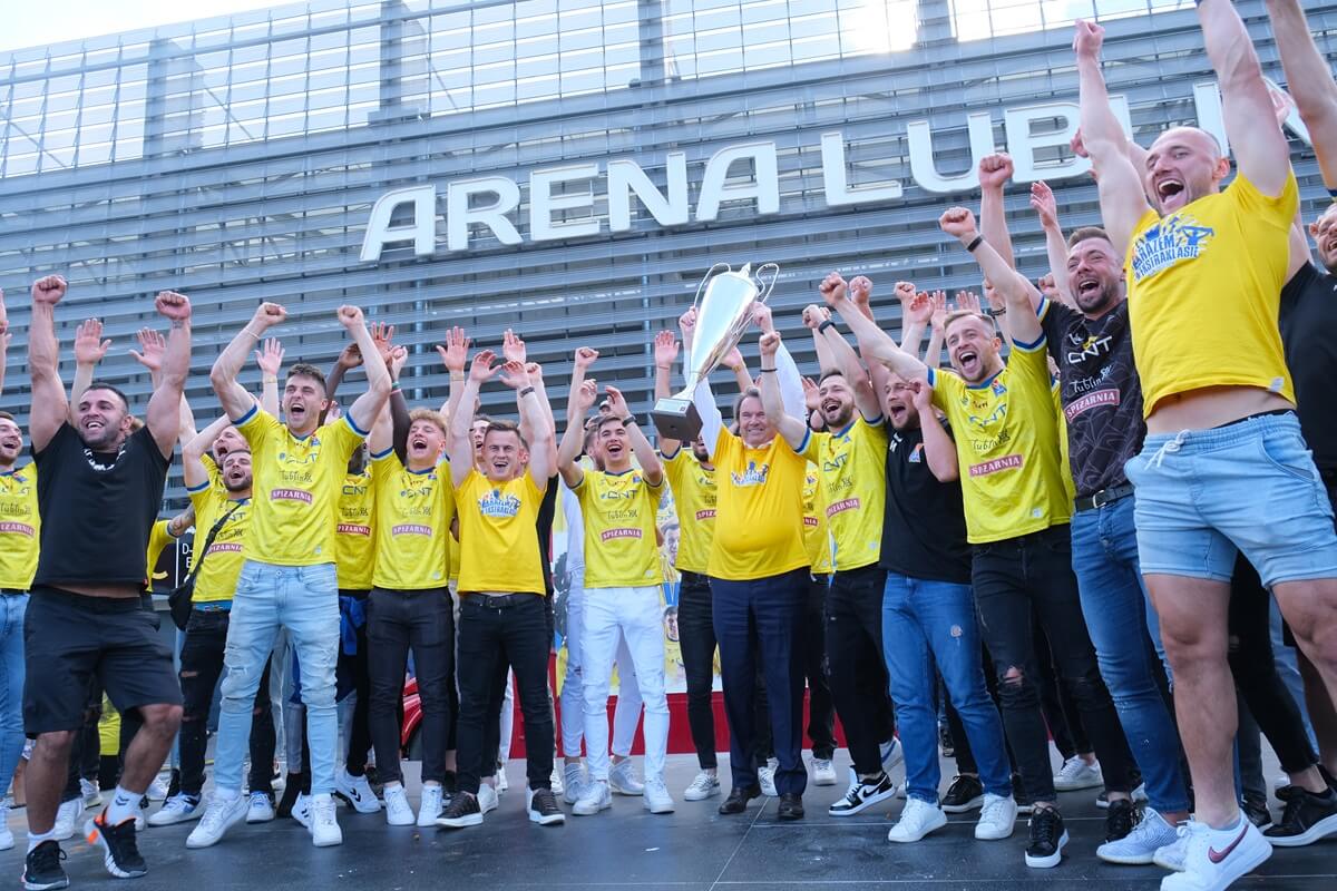 Motor United sialalala! Po 32 latach Motor Lublin wraca do PKO Ekstraklasy. Zobaczcie, jak kibice i piłkarze świętowali pod Areną 16 feta kibiców i piłkarzy Motoru Lublin