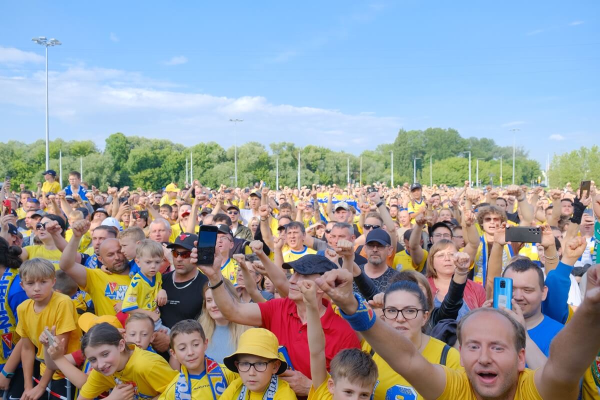 Motor United sialalala! Po 32 latach Motor Lublin wraca do PKO Ekstraklasy. Zobaczcie, jak kibice i piłkarze świętowali pod Areną 17 feta kibiców i piłkarzy Motoru Lublin