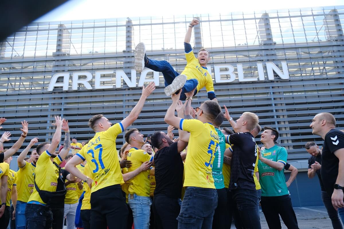 Motor United sialalala! Po 32 latach Motor Lublin wraca do PKO Ekstraklasy. Zobaczcie, jak kibice i piłkarze świętowali pod Areną 18 feta kibiców i piłkarzy Motoru Lublin