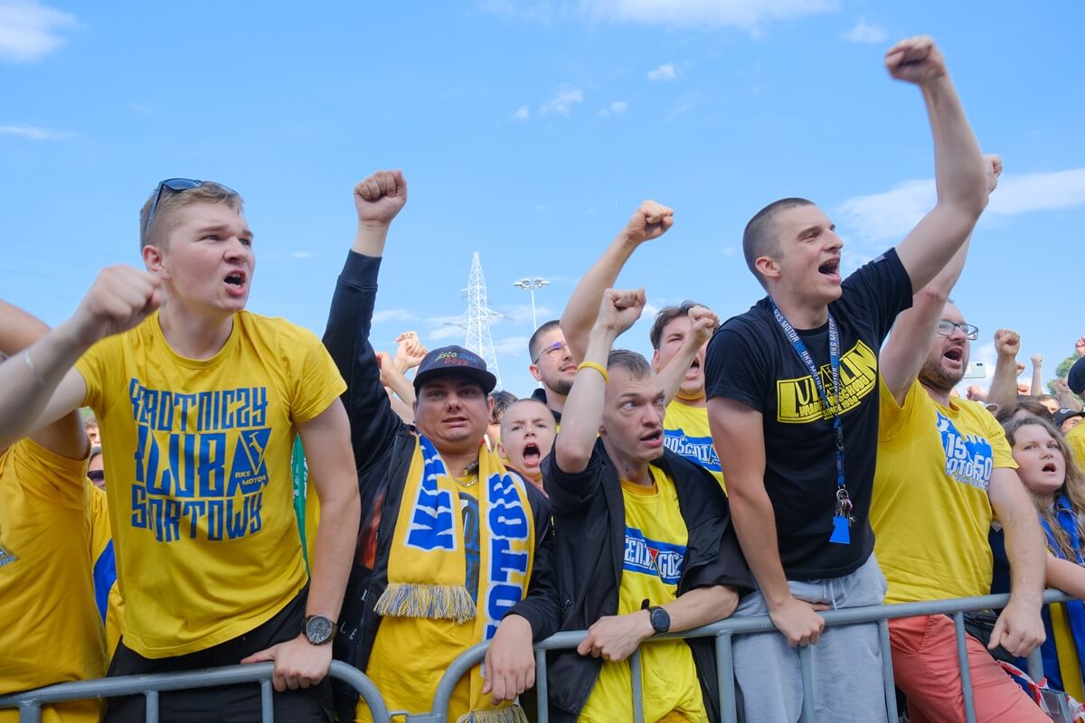 Motor United sialalala! Po 32 latach Motor Lublin wraca do PKO Ekstraklasy. Zobaczcie, jak kibice i piłkarze świętowali pod Areną 19 feta kibiców i piłkarzy Motoru Lublin