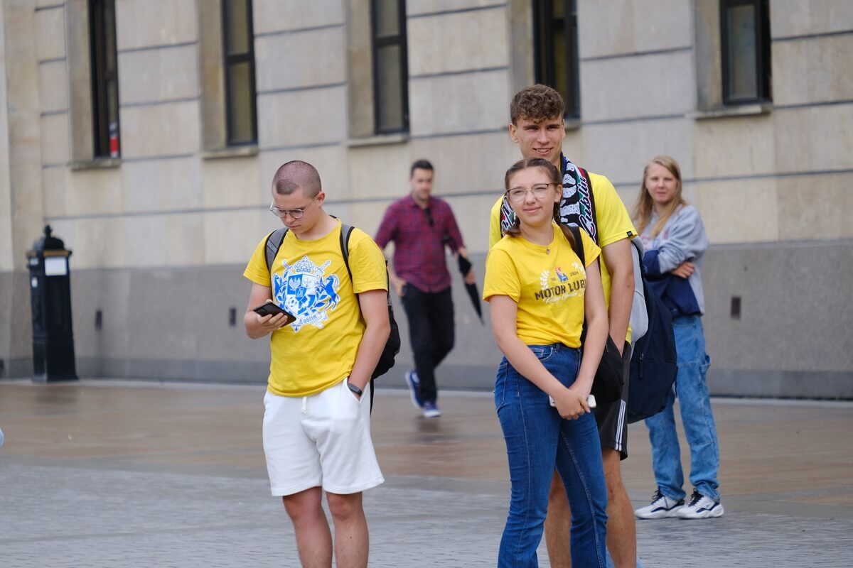Motor United sialalala! Po 32 latach Motor Lublin wraca do PKO Ekstraklasy. Zobaczcie, jak kibice i piłkarze świętowali pod Areną 2 feta kibiców i piłkarzy Motoru Lublin