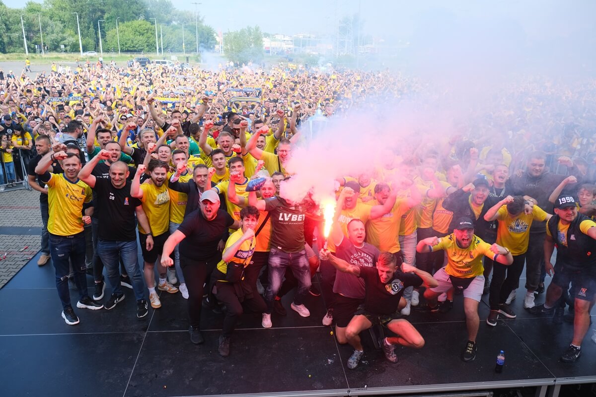 Motor United sialalala! Po 32 latach Motor Lublin wraca do PKO Ekstraklasy. Zobaczcie, jak kibice i piłkarze świętowali pod Areną 20 feta kibiców i piłkarzy Motoru Lublin
