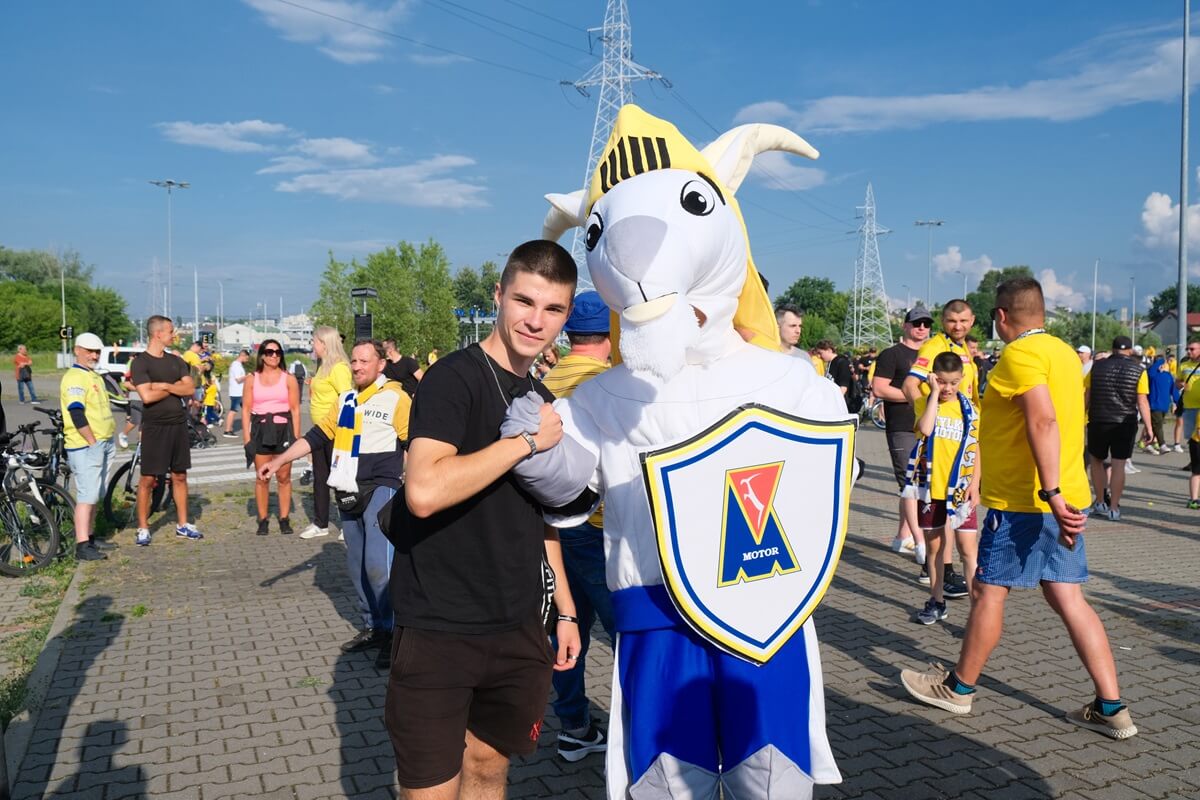 Motor United sialalala! Po 32 latach Motor Lublin wraca do PKO Ekstraklasy. Zobaczcie, jak kibice i piłkarze świętowali pod Areną 21 feta kibiców i piłkarzy Motoru Lublin