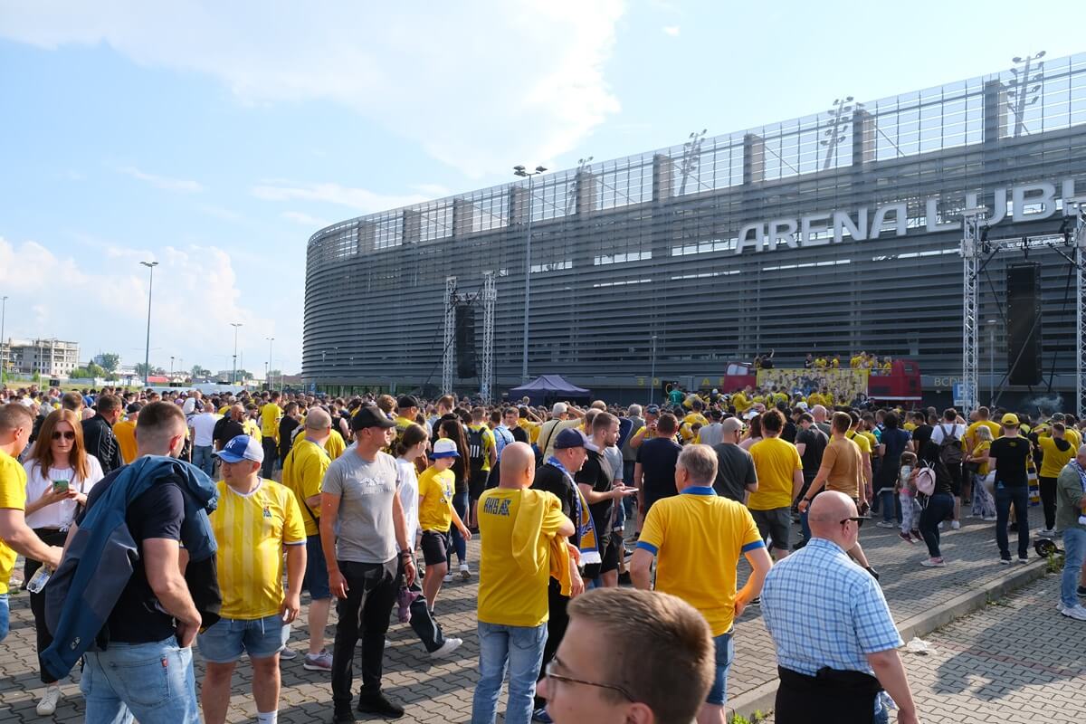 Motor United sialalala! Po 32 latach Motor Lublin wraca do PKO Ekstraklasy. Zobaczcie, jak kibice i piłkarze świętowali pod Areną 22 feta kibiców i piłkarzy Motoru Lublin