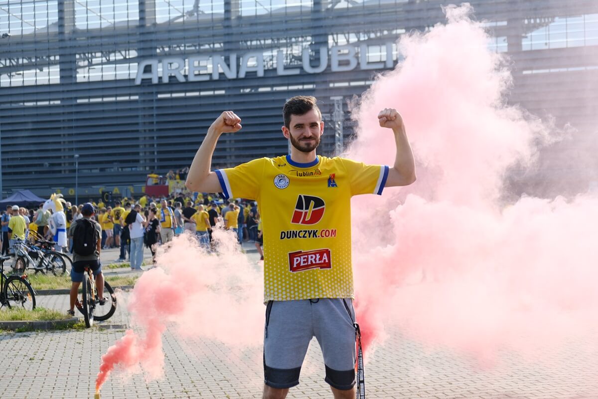 Motor United sialalala! Po 32 latach Motor Lublin wraca do PKO Ekstraklasy. Zobaczcie, jak kibice i piłkarze świętowali pod Areną 23 feta kibiców i piłkarzy Motoru Lublin