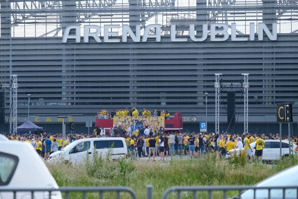 Motor United sialalala! Po 32 latach Motor Lublin wraca do PKO Ekstraklasy. Zobaczcie, jak kibice i piłkarze świętowali pod Areną 24 feta kibiców i piłkarzy Motoru Lublin